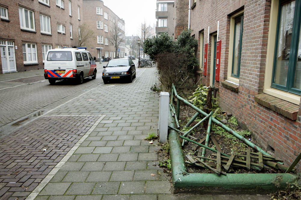 De politie surveilleert in de Diamantbuurt in Amsterdam.