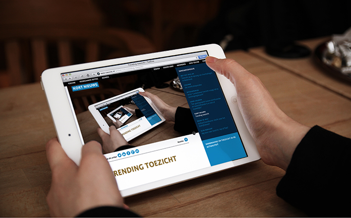 Ipad met op het scherm de tekst Trending Toezicht