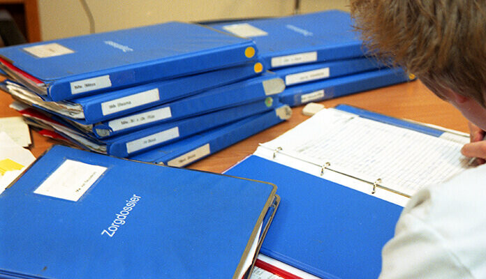 stapels zorgdossiers