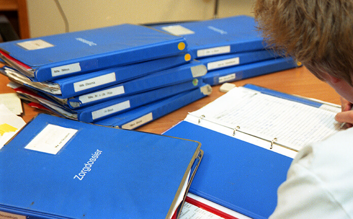 stapels zorgdossiers