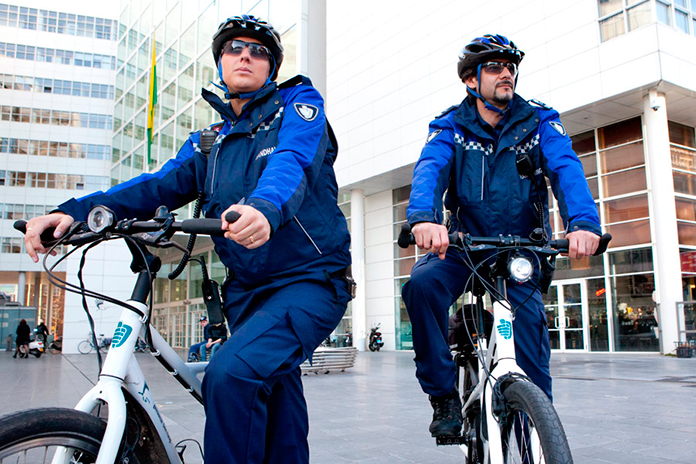Twee boa's met fiets voor stadhuis Den Haag