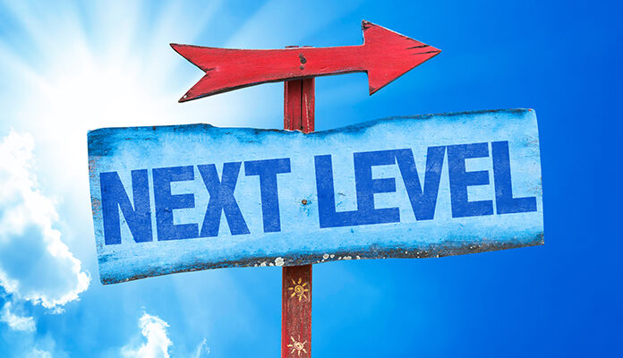Bordje met tekst 'Next level' en rode pijl