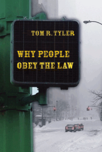 Kaft boek met titel 'Why people obey the law' van Tom R Tyler.