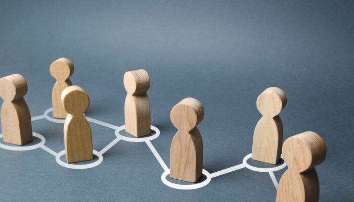 Houten poppetjes verbonden met lijn