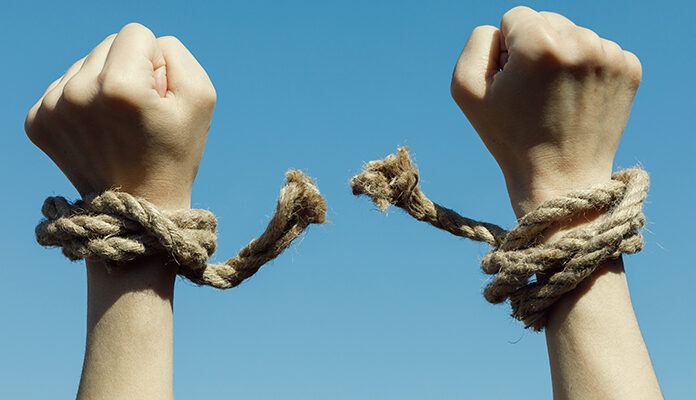 Twee handen met losgebroken touwen