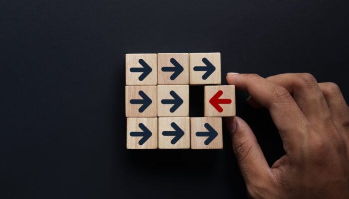 Blokjes met pijltjes waarbij 1 pijltje de andere kant op wijst