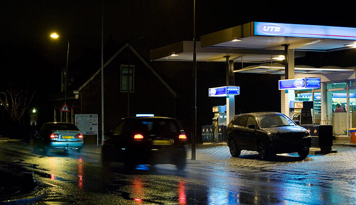 Tankstation in de avond