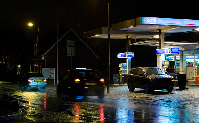 Tankstation in de avond