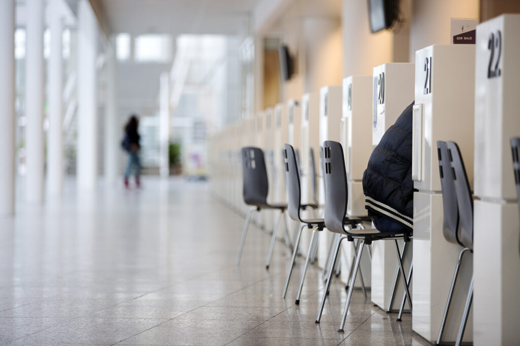 Baliemedewerkers aan het werk in de gemeente Den Haag.