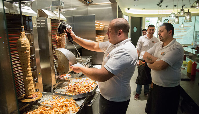 Medewerkers in de keuken van een shoarmazaak