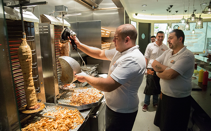 Medewerkers in de keuken van een shoarmazaak