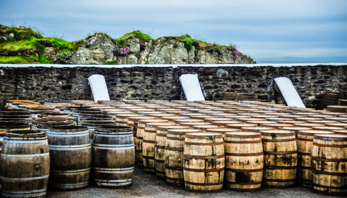 Tonnen met op de achtergrond een gebergte