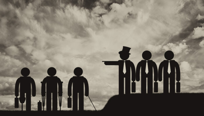 Beelden in de buitenlucht, met drie zakelijke mannen en drie mensen met een handicap