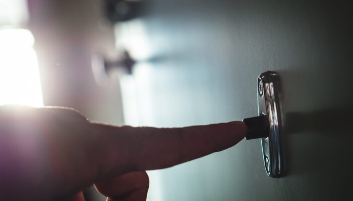 Iemand drukt op deurbel