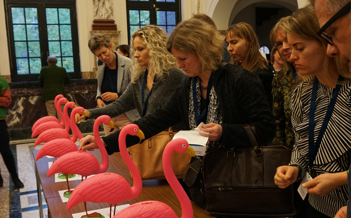 Congresbezoekers brengen hun stem uit.