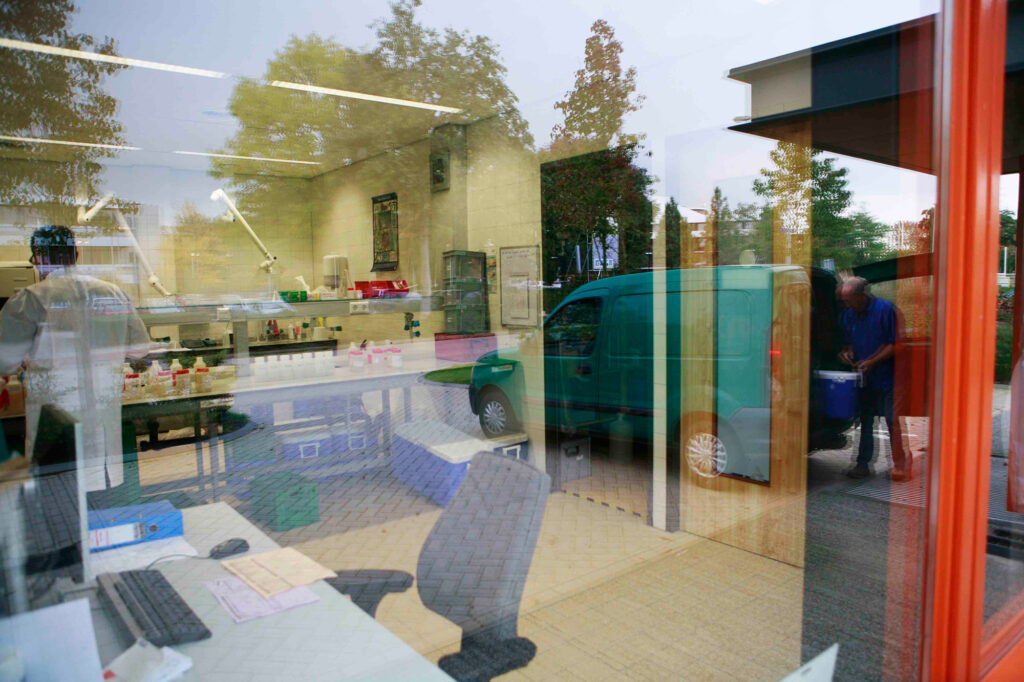 Toezichthouder komt aan bij bedrijfsruimte.