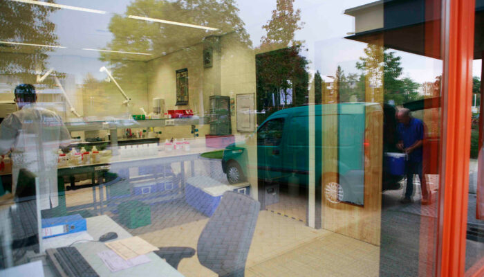 Toezichthouder komt aan bij bedrijfsruimte.