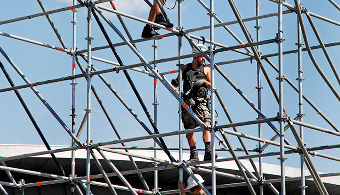 2 mannen klimmen in een steiger