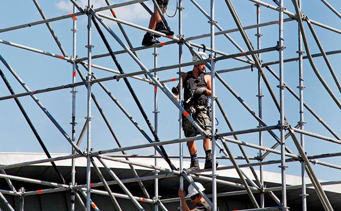 2 mannen klimmen in een steiger