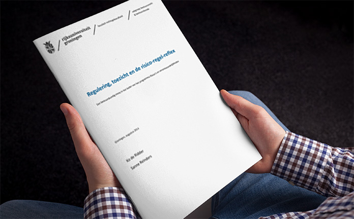Omslag met tekst: Regulering, toezicht en risico-regel-reflex.
