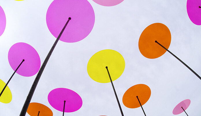 Borden die met stokje omhoog worden gehouden