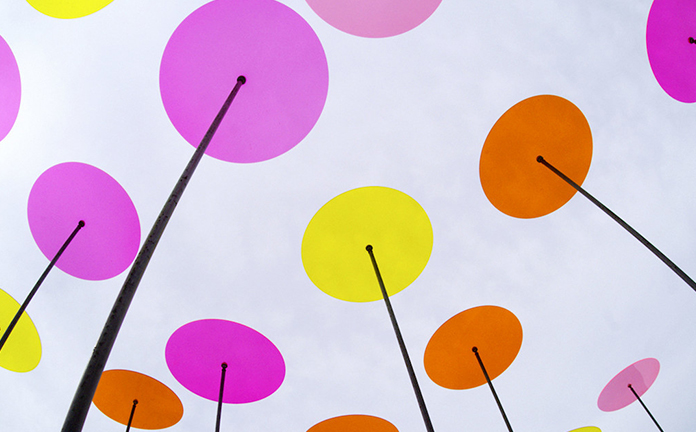 Borden die met stokje omhoog worden gehouden