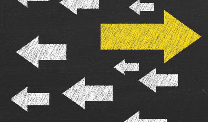 Afbeelding met allemaal pijlen. Witte pijlen gaan naar links, 1 gele pijl naar rechts.