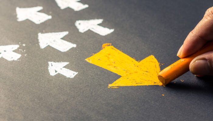 Afbeelding met pijlen waarbij 1 pijl de andere kant op wijst