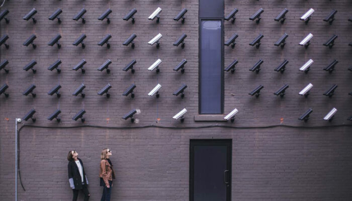 Twee vrouwen worden bekeken door heel veel beveiligingscamera's