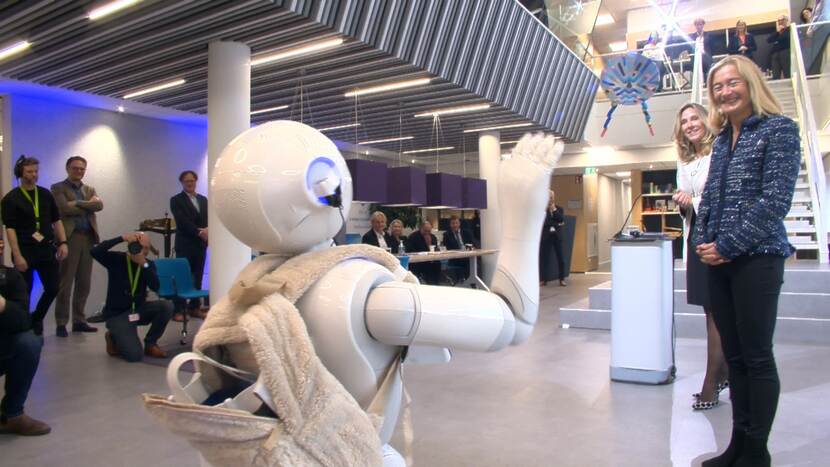 Minister Adriaansens van Economische Zaken en Klimaat maakte de nieuwe naam van Agentschap Telecom bekend via een korte tijdreis in Virtual Reality bij Agentschap Telecom