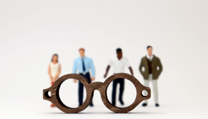 Grote bril met gericht op mensen die erachter staan