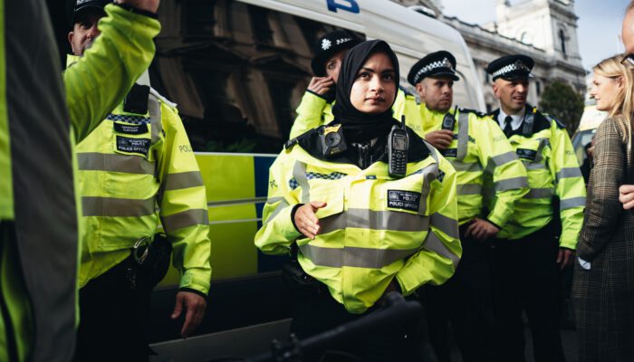Londense handhaver met hoofddoek