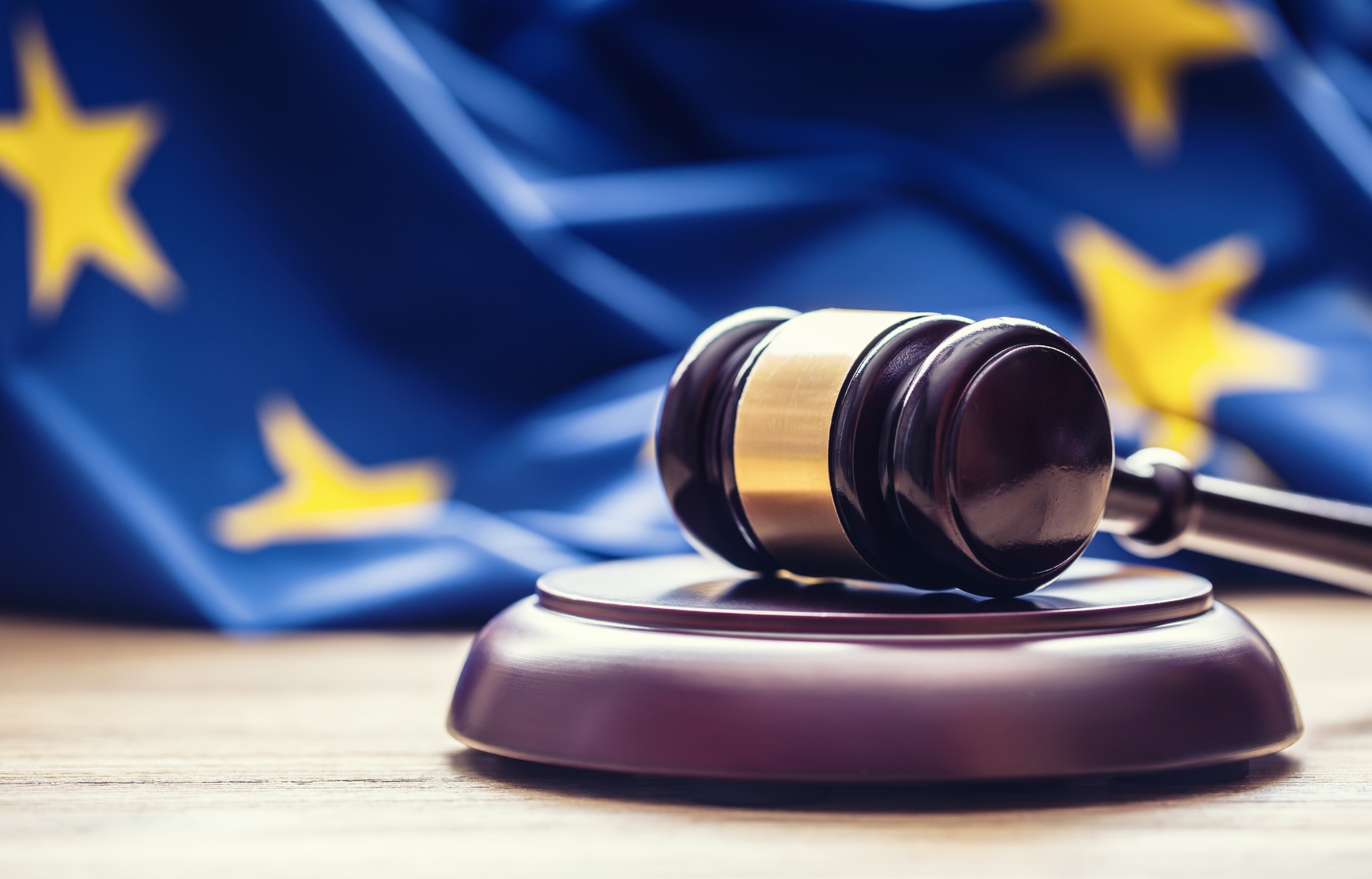 Afbeelding van hamer met Europese vlag