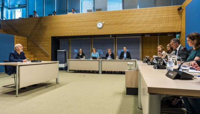 Afbeelding van Hans de Waal bij parlementaire enquetecommissie