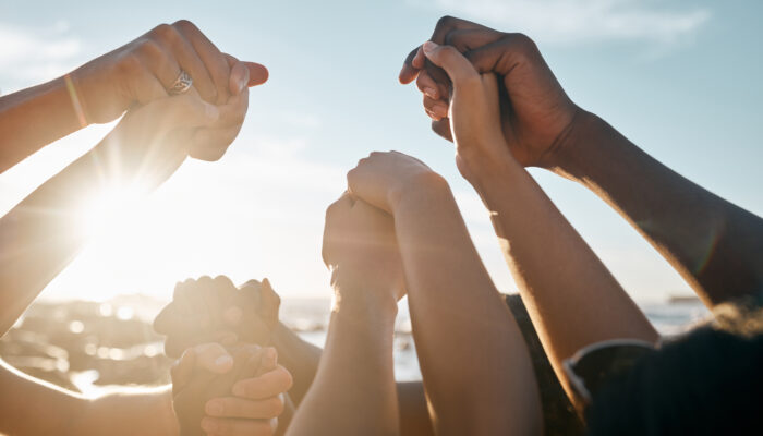 Handen die elkaar vasthouden