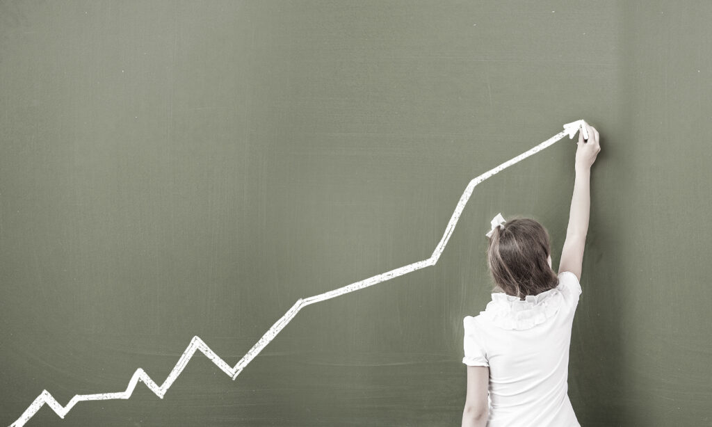 Afbeelding van meisje die stijgende lijn op schoolbord tekent