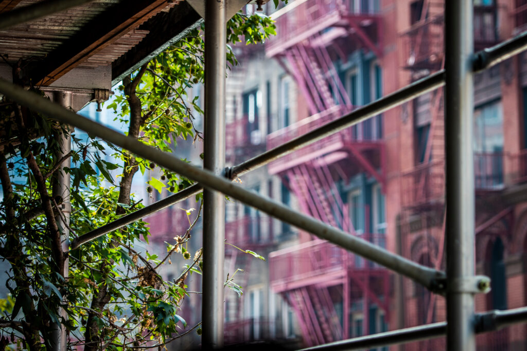 Foto van steigers bij huizen in New York