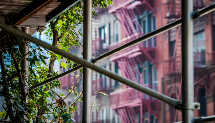 Foto van steigers bij huizen in New York