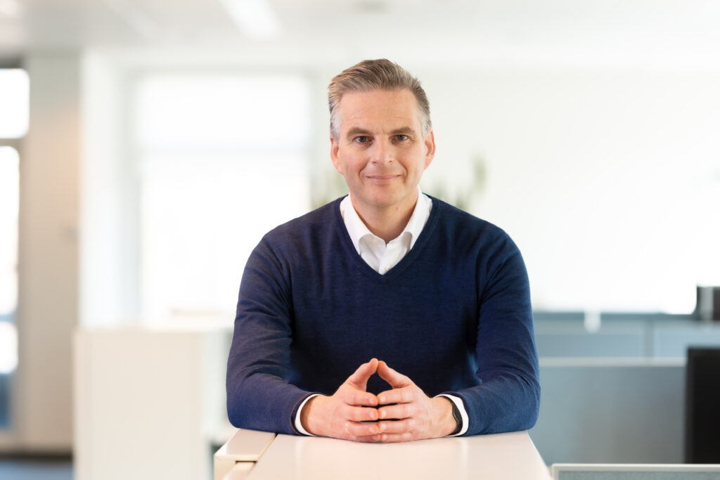 Hanzo van Beusekom aan tafel voor een gesprek