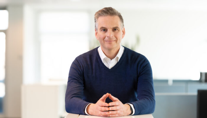 Hanzo van Beusekom aan tafel voor een gesprek