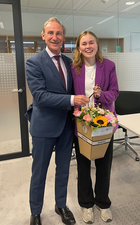 Psychologiestudente Lisa Veldhuis nam de Ksa-scriptieprijs Bachelor 2022 in ontvangst van René Jansen, voorzitter van het bestuur van de Kansspelautoriteit
