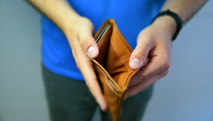 Afbeelding van iemand met lege portemonnee