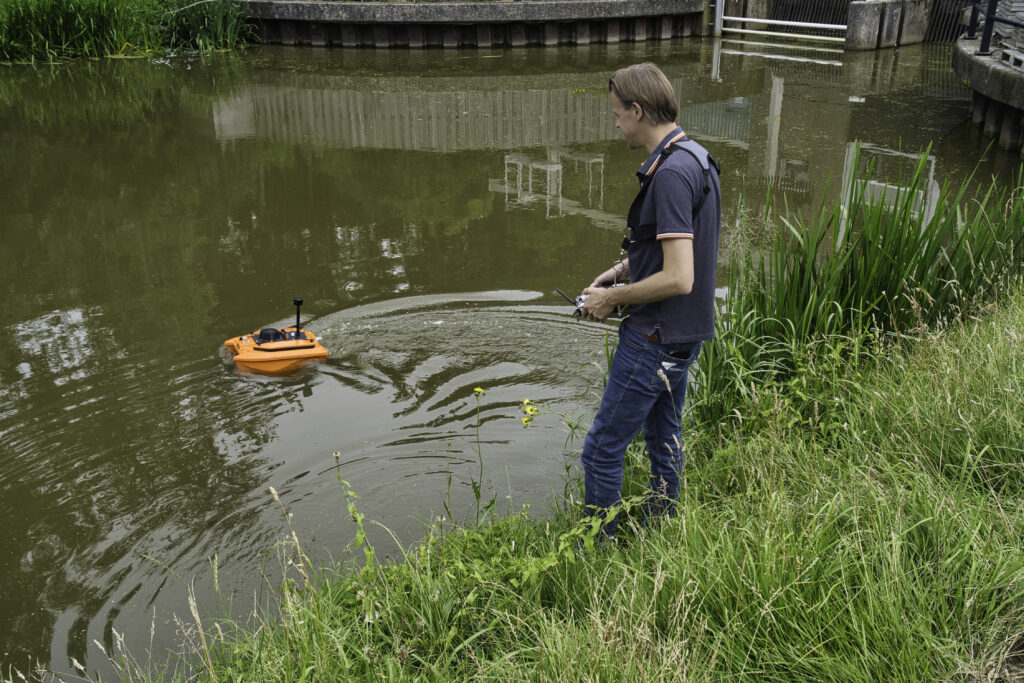 Afbeelding van oud-medewerker Jeffrey Spanjer die vaart met hightech-Betty