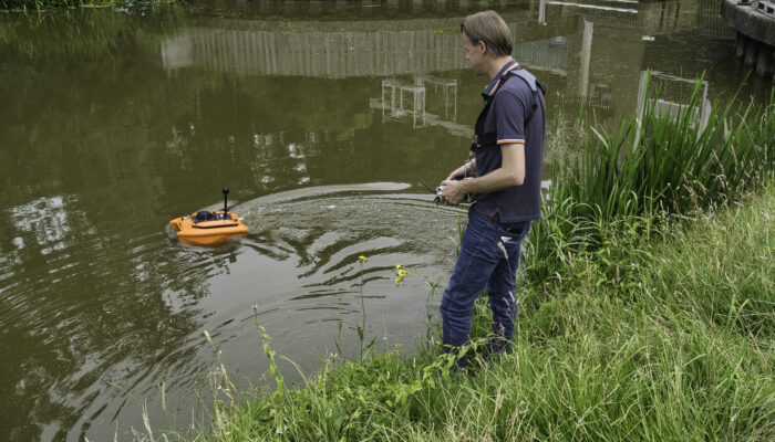 Afbeelding van oud-medewerker Jeffrey Spanjer die vaart met hightech-Betty