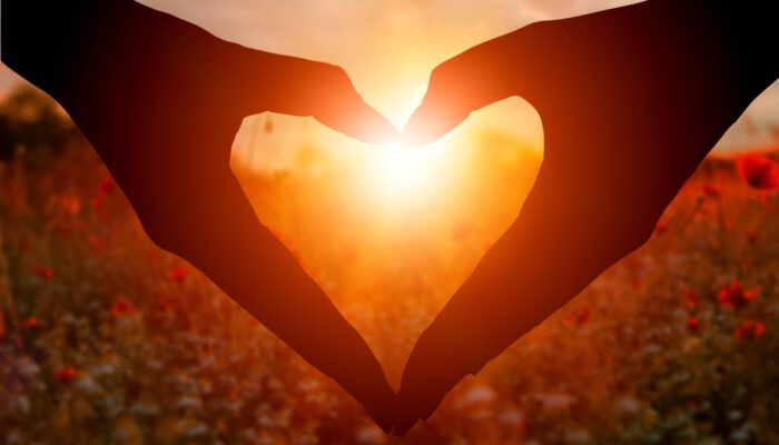 Twee handen vormen een hart