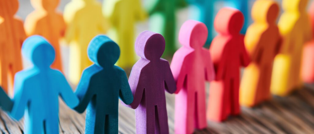 Afbeelding van gekleurde poppetjes die elkaars handen vasthouden