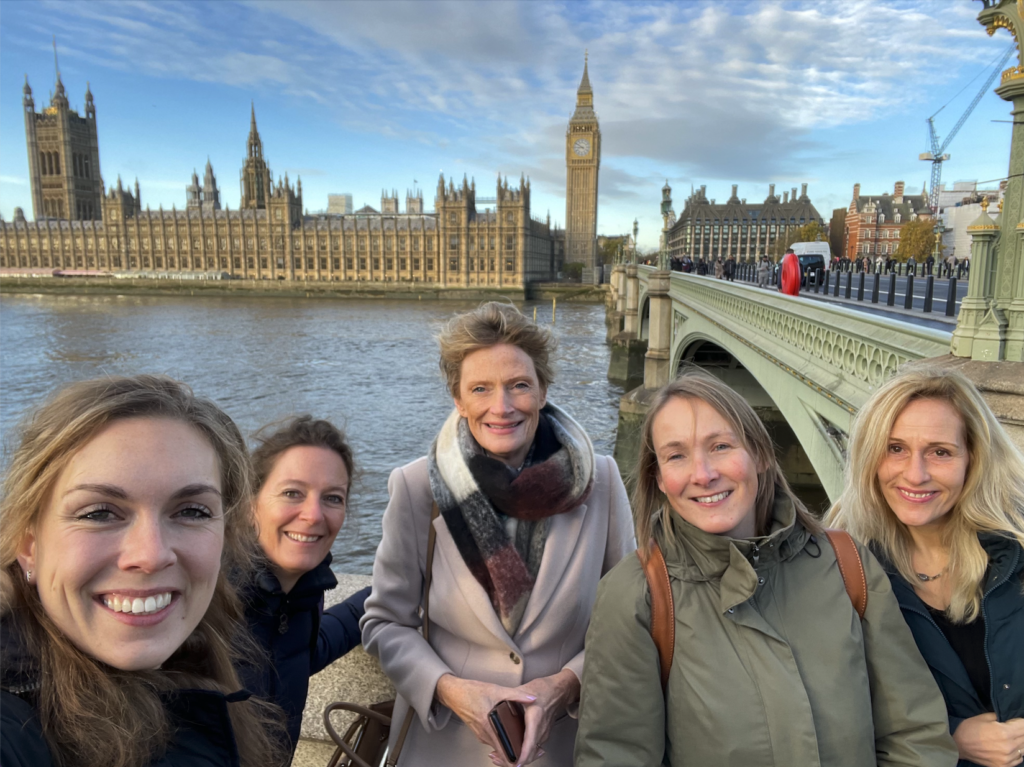 Afbeelding met Hannah Bijlsma, Tessie Kuiper, Alida Oppers, Francien Berndsen en Michelle van der Wal voor de Big Ben in Londen