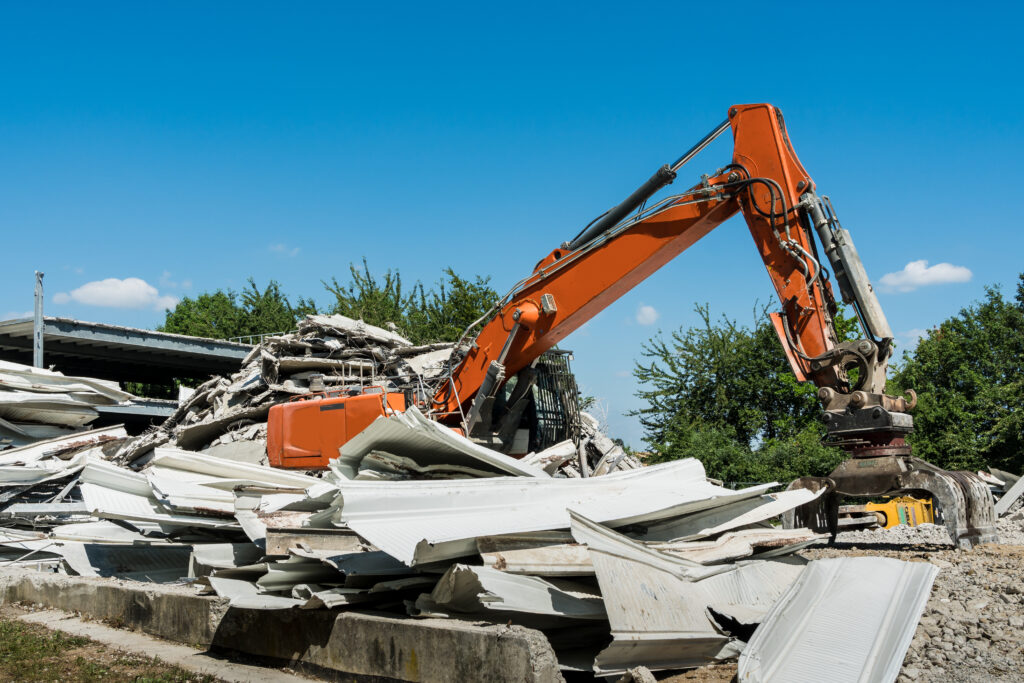 Afbeelding van graafmachine die asbest verwijdert