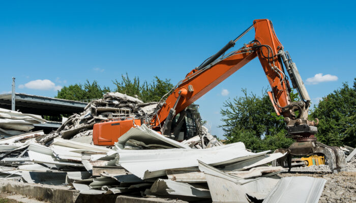 Afbeelding van graafmachine die asbest verwijdert