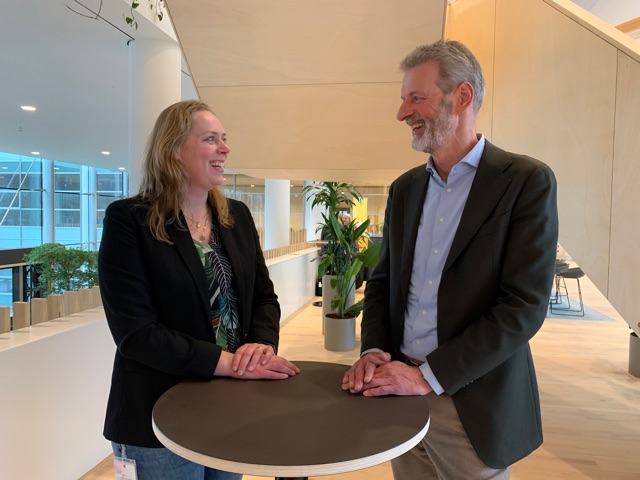 Els Biesta-Peters, coördinerend specialistisch inspecteur bij de NVWA, en Guido van der Meij, projectleider PFAS bij de ILT